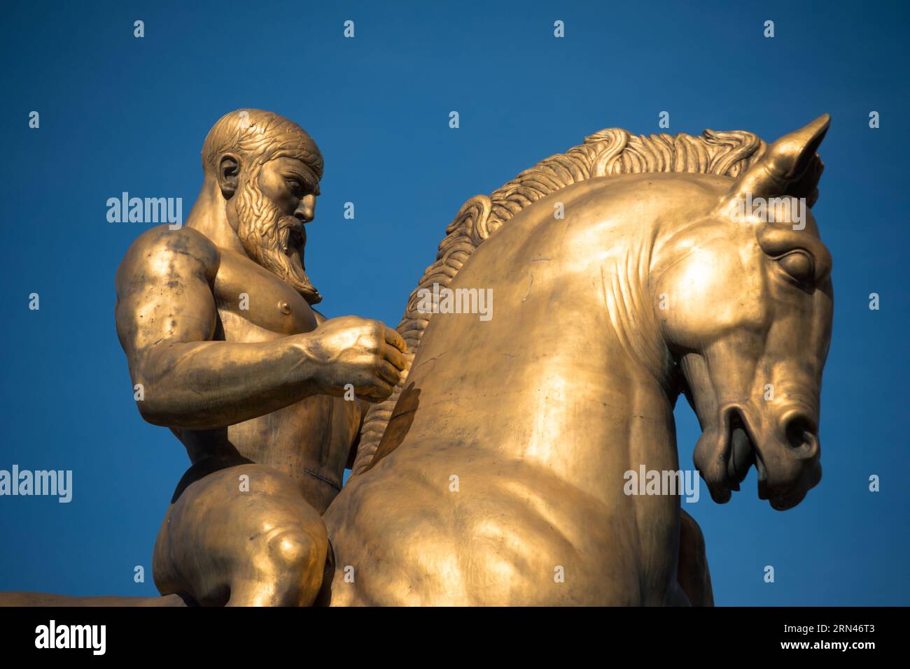Art of War Valor Statue Washington DC // WASHINGTON DC — la statue représentant la valeur qui fait partie des Arts of War and Peace, une collection de quatre statues de bronze dans les parcs East Potomac et West Potomac. Les Arts of War se dressent à l'extrémité est du pont commémoratif d'Arlington, en face du Lincoln Memorial. Les Arts de la paix se tiennent juste au nord. Les Arts Art Déco de la guerre ont été sculptés par le sculpteur américain Leo Friedlander. Banque D'Images