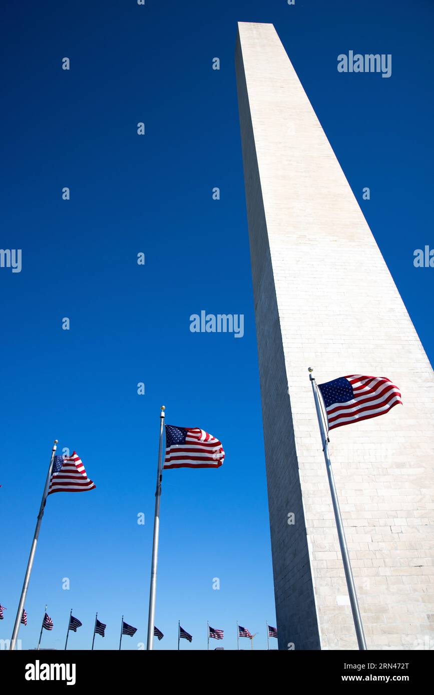 WASHINGTON, DC — dominant 554 mètres au-dessus du National Mall à Washington DC, le Washington Monument commémore George Washington, le premier président des États-Unis. Après un projet de construction de plusieurs décennies, il a été achevé en 1884. Il avait la forme d'un obélisque de style égyptien, et ses murs épais en marbre abritent un ascenseur et un long escalier en colimaçon qui donne accès à de petites chambres au sommet. Cinquante drapeaux américains sonnent à sa base. Banque D'Images