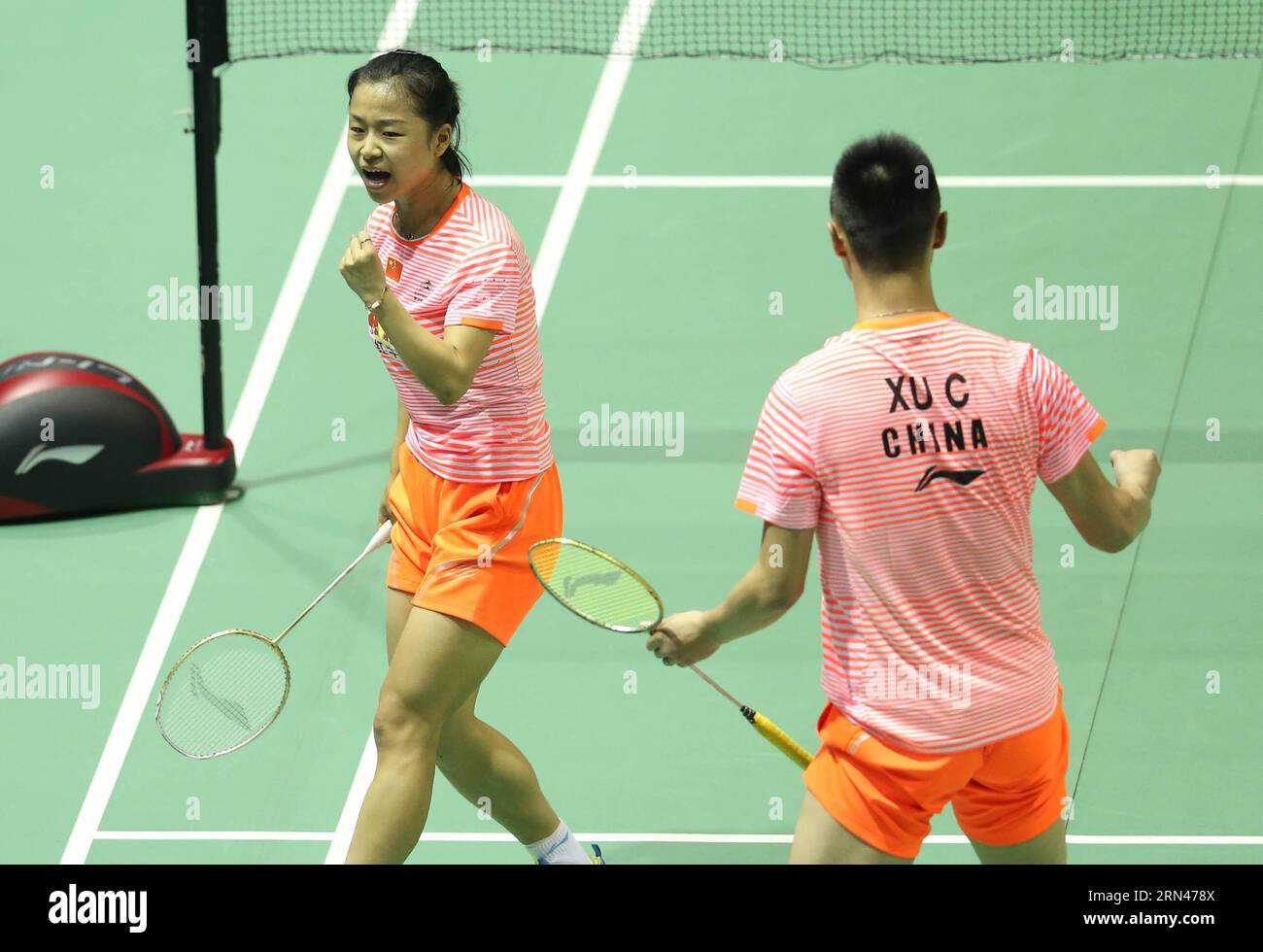 (150510) -- DONGGUAN, 10 mai 2015 -- la Chine Xu Chen/Ma Jin (G) applaudit lors de leur match préliminaire contre l'Allemagne Michael Fuchs/Birgit Michels lors de la coupe Sudirman 2015 Championnats du monde par équipes mixtes BWF, jour 1 à Dongguan, province du Guangdong, dans l'est de la Chine, le 10 mai 2015. ) (SP)CHINA-DONGGUAN-BADMINTON-2015 SUDIRMAN CUP(CN) MengxYongmin PUBLICATIONxNOTxINxCHN 150 510 Dongguan Mai 10 2015 Chine S Xu Chen ma Jin l Cheer lors de leur match préliminaire contre l'Allemagne S Michael Fuchs Birgit Michels LORS DE la Sudirman Cup BWF World Mixteam Day 1 À Dongguan East China S Guang 2015 Banque D'Images