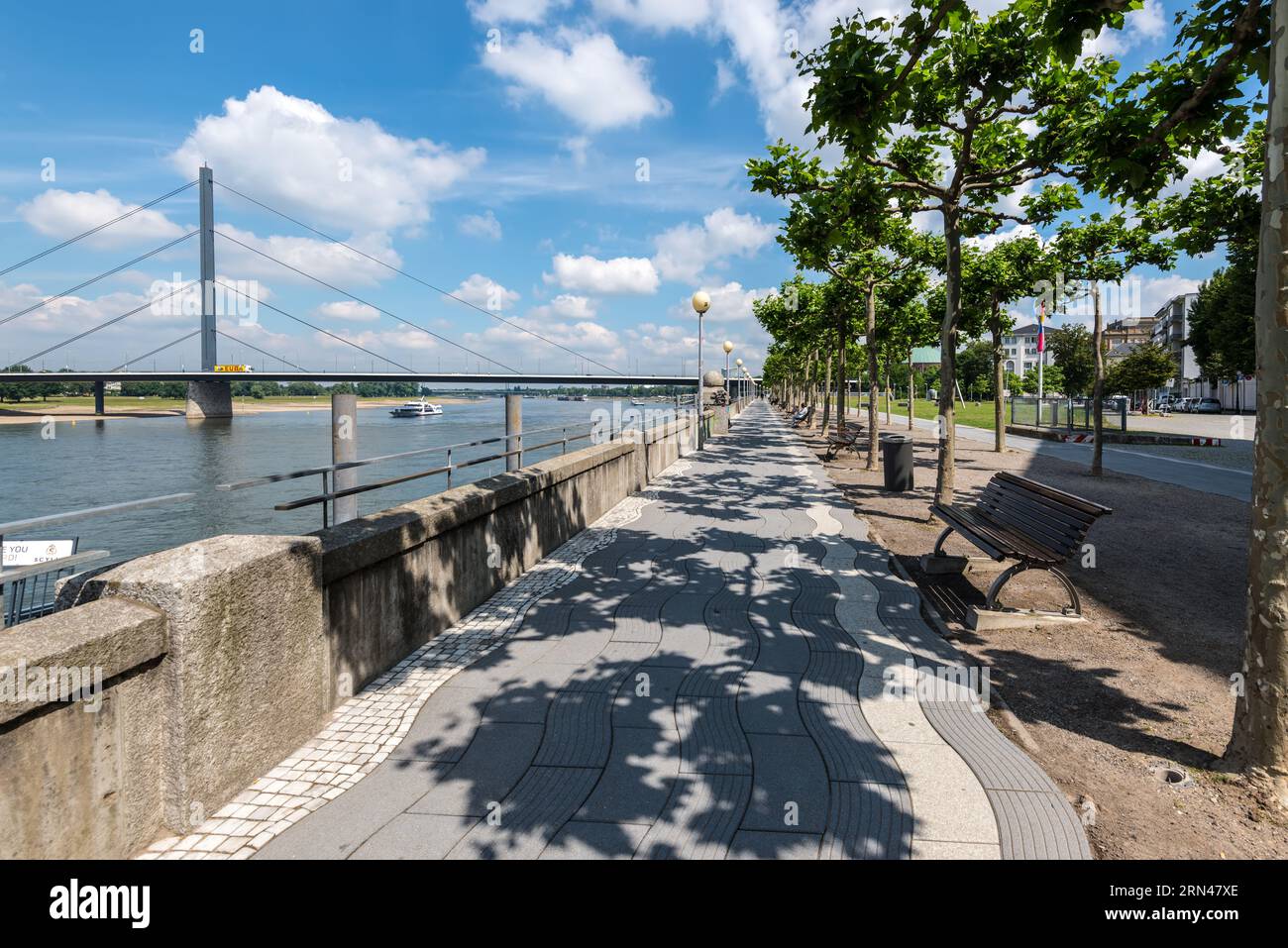 Dusseldorf, Allemagne - 2 juin 2022 : Promenade piétonne avec une belle vue le long du Rhin à Dusseldorf, Rhénanie du Nord-Westphalie, Allemagne. Banque D'Images