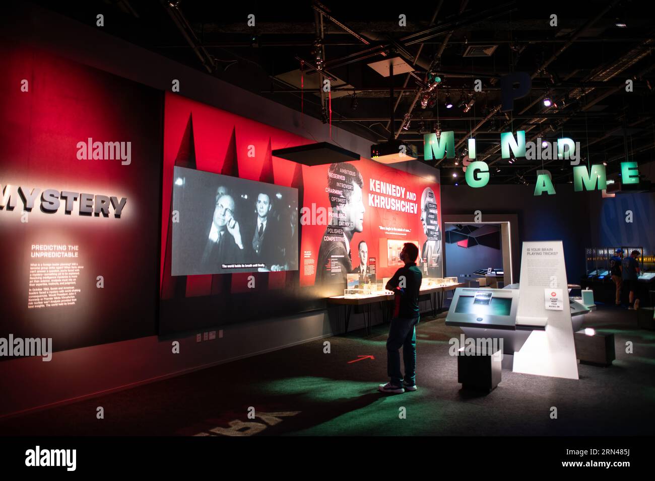 WASHINGTON DC, États-Unis — les touristes explorent l'International Spy Museum situé au cœur de Washington DC, fasciné par son écran immersif Banque D'Images