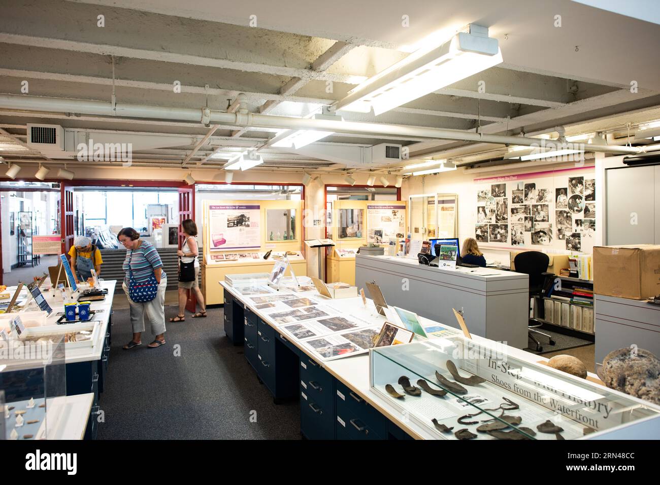 Alexandria Archaeology Museum expose Alexandria Virginie // ALEXANDRIA, Virginie, États-Unis — le musée archéologique d'Alexandria, situé dans l'historique Torpedo Factory Art Center, présente des objets et des expositions qui explorent la riche histoire d'Alexandria de la préhistoire à nos jours. Le musée offre aux visiteurs des programmes éducatifs et des occasions de s’intéresser au patrimoine archéologique de la ville par le biais d’activités pratiques et d’expositions interactives. Banque D'Images