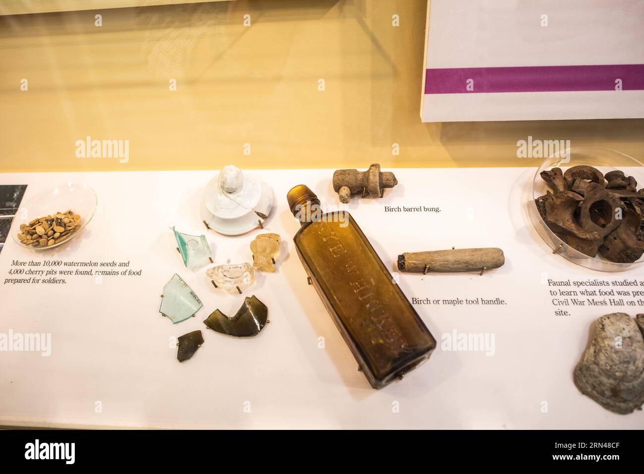 Alexandria Archaeology Museum artefacts Alexandria Virginie // ALEXANDRIA, Virginie, États-Unis — le musée archéologique d'Alexandria, situé dans l'historique Torpedo Factory Art Center, présente des artefacts et des expositions qui explorent la riche histoire d'Alexandria, de la préhistoire à nos jours. Le musée offre aux visiteurs des programmes éducatifs et des occasions de s’intéresser au patrimoine archéologique de la ville par le biais d’activités pratiques et d’expositions interactives. Banque D'Images