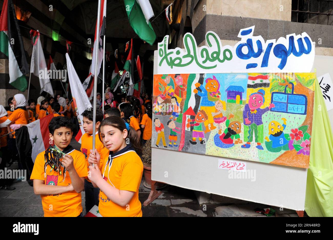 (150512) -- DAMAS, 12 mai 2015 -- des enfants syriens assistent à une exposition d'art pour enfants organisée à Khan comme ad Pacha à Damas, capitale de la Syrie, le 12 mai 2015.) SYRIA-DAMAS-CHILDREN-ART EXHIBITION Ammar PUBLICATIONxNOTxINxCHN 150512 Damas 12 2015 mai des enfants syriens assistent à l'exposition d'art pour enfants héros à Khan en tant que Pacha retraité à Damas capitale de la Syrie 12 2015 mai Syrie Damas exposition d'art pour enfants Ammar PUBLICATIONxNOTxINxCHN Banque D'Images