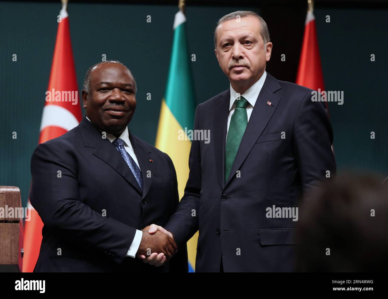 (150512) -- ANKARA, 12 mai 2015, -- le président turc Recep Tayyip Erdogan (à droite) et le président gabonais Ali Bongo Ondimba en visite se serrent la main alors qu'ils assistaient à une conférence de presse conjointe à Ankara, Turquie, le 12 mai 2015. Mardi, le président turc Recep Tayyip Erdogan a fermement condamné une attaque contre un cargo turc au large des côtes libyennes, tuant une personne et blessant plusieurs autres membres d'équipage. TURQUIE-ANKARA-GABON-CONFÉRENCE DE PRESSE-CARGO ATTAQUE MustafaxKaya PUBLICATIONxNOTxINxCHN 150512 Ankara Mai 12 2015 le président turc Recep Tayyip Erdogan r et le président gabonais Ali Bong en visite Banque D'Images