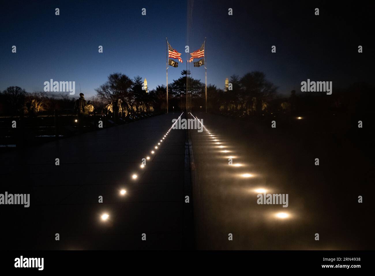 WASHINGTON DC, États-Unis — le Mémorial des anciens combattants de la guerre de Corée se tient dans une réflexion solennelle sous la faible lumière d'avant l'aube. Banque D'Images