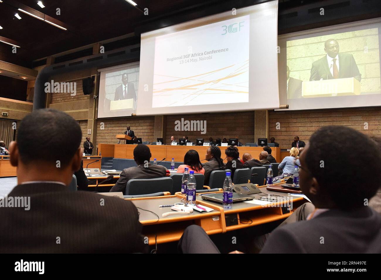 (150513) --NAIROBI, le 13 mai 2015 -- William Ruto, vice-président du Kenya, prend la parole lors du premier Forum régional africain sur la croissance verte, qui s'est tenu à Nairobi, au Kenya, le 13 mai 2015. Le premier Forum régional africain sur la croissance verte s’est ouvert jeudi et a attiré des dirigeants internationaux et africains des secteurs privé et public. La conférence de deux jours vise à réunir les gouvernements, les entreprises, les investisseurs et les organisations internationales pour agir ensemble en faveur d’une croissance verte inclusive. )(azp) KENYA-NAIROBI-UNEP-GREEN GROWTH FORUM SunxRuibo PUBLICATIONxNOTxINxCHN 150513 Nairobi Mai 13 2015 William Ruto Vice-président Banque D'Images