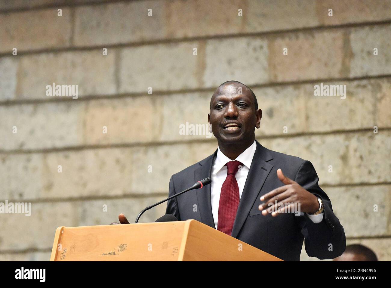 (150513) --NAIROBI, le 13 mai 2015 -- William Ruto, vice-président du Kenya, prend la parole lors du premier Forum régional africain sur la croissance verte, qui s'est tenu à Nairobi, au Kenya, le 13 mai 2015. Le premier Forum régional africain sur la croissance verte s’est ouvert jeudi et a attiré des dirigeants internationaux et africains des secteurs privé et public. La conférence de deux jours vise à réunir les gouvernements, les entreprises, les investisseurs et les organisations internationales pour agir ensemble en faveur d’une croissance verte inclusive. )(azp) KENYA-NAIROBI-UNEP-GREEN GROWTH FORUM SunxRuibo PUBLICATIONxNOTxINxCHN 150513 Nairobi Mai 13 2015 William Ruto Vice-président Banque D'Images