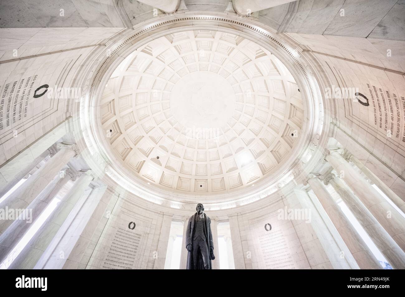 WASHINGTON DC, États-Unis — le Jefferson Memorial est un hommage emblématique au troisième président américain, Thomas Jefferson. Surplombant le Tidal Basin, ce monument néoclassique témoigne de la contribution de Jefferson aux principes fondateurs de la nation. Banque D'Images