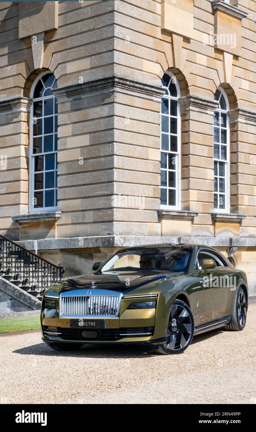 Berline électrique Rolls Royce spectre 2024 au salon prive Concours 2023 au Blenheim Palace Woodstock Oxfordshire UK Banque D'Images