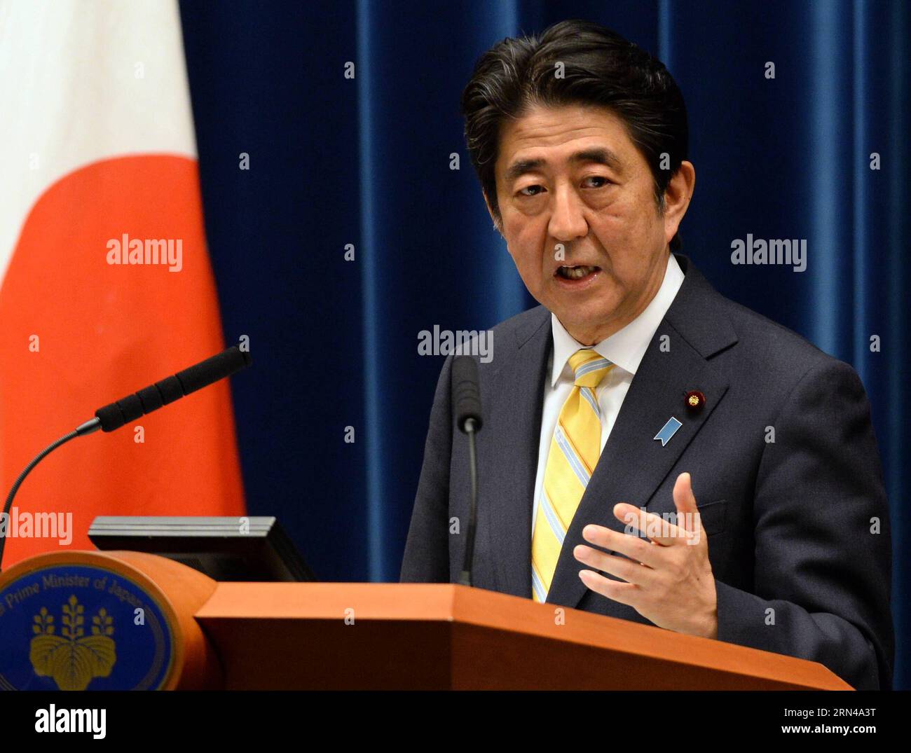 (150514) -- TOKYO, 14 mai 2015 -- le Premier ministre japonais Shinzo Abe prend la parole lors d'une conférence de presse à la suite d'une réunion du cabinet qui a approuvé un paquet législatif sur la sécurité nationale, à sa résidence officielle à Tokyo le 14 mai 2015. Le Cabinet du Japon a approuvé jeudi un paquet législatif sur la sécurité nationale qui permettra aux Forces d'autodéfense de combattre à l'étranger, marquant un changement majeur à la politique de sécurité exclusivement axée sur la défense du Japon après-guerre. (lrz) JAPAN-TOKYO-ABE-CABINET-SECURITY BILLS MaxPing PUBLICATIONxNOTxINxCHN 150514 Tokyo Mai 14 2015 Japon S premiers ministres SH Banque D'Images