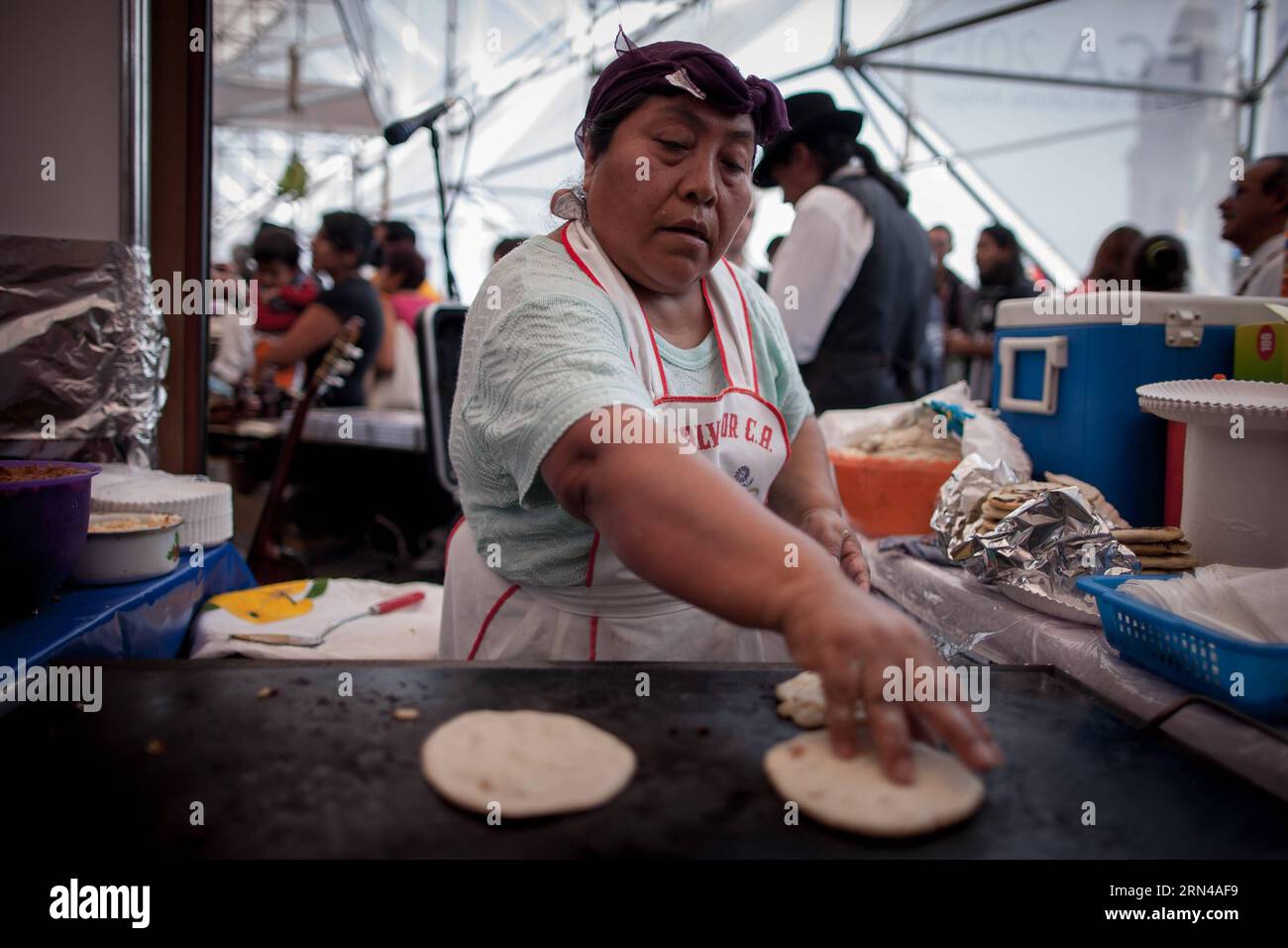 (150514) -- MEXICO, le 14 mai 2015 -- Une femme cuisine des pupusas lors de la Foire des cultures amies, dans le Zocalo de Mexico, capitale du Mexique, le 14 mai 2015. La septième édition de l'exposition de l'art, de la culture, du folklore et de la gastronomie de 94 pays a démarré ici jeudi.Pedro Mera) (jg) MEXICO-MEXICO CITY-SOCIETY-FAIR e PedroxMera PUBLICATIONxNOTxINxCHN 150514 Mexico Mai 14 2015 une femme cuisine pendant la Foire des cultures amis dans le Zocalo de Mexico City capitale du Mexique LE 14 2015 mai la septième édition de l'exposition de l'Art Culture folklore et gastrono Banque D'Images