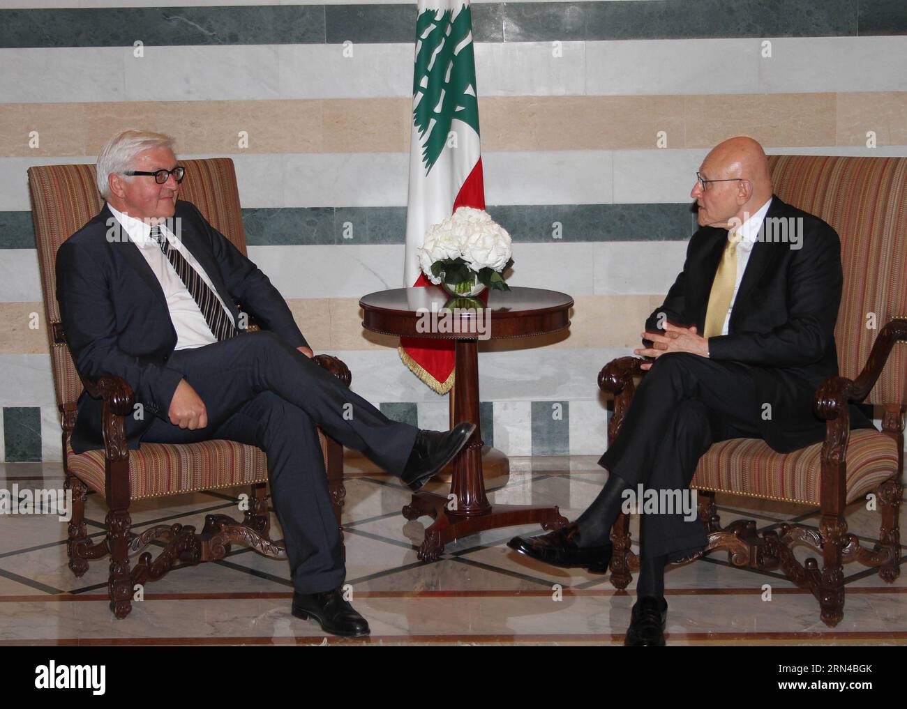 POLITIK Beirut - Aussenminister Frank Walter Steinmeier trifft sich mit Libanons Premier ministre Tammam Salam (150515) -- BEYROUTH, le 15 mai 2015 -- le ministre allemand des Affaires étrangères Frank-Walter Steinmeier (à gauche) rencontre le Premier ministre libanais Tammam Salalm à Beyrouth, Liban, le 15 mai 2015. Le ministre allemand des Affaires étrangères Frank-Walter Steinmeier en visite a noté vendredi l'énorme fardeau que le Liban supporte en raison de la question des réfugiés syriens, soulignant la nécessité de soutenir le Liban. LIBAN-BEYROUTH-ALLEMAGNE-FM-MEETING Dalatinohra PUBLICATIONxNOTxINxCHN politique Beyrouth Ministre des Affaires étrangères Frank Banque D'Images