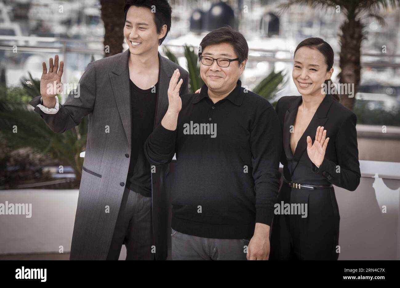 (150516) -- CANNES, 16 mai 2015 -- l'acteur sud-coréen Kim Nam-Gil (G), le réalisateur Oh Seung-UK (C) et l'actrice Jeon Do-Yeon posent dans un photocall pour le film The Shameless au 68e Festival de Cannes à Cannes, dans le sud-est de la France, le 16 mai 2015.) FRANCE-CANNES-THE SHAMELESS-PHOTOCALL ChenxXiaowei PUBLICATIONxNOTxINxCHN Cannes Mai 16 2015 l'acteur sud-coréen Kim Nam Gil l réalisateur Oh Seung UK C et l'actrice Jeon do Yeon posent dans un appel photo pour le film The Shameless AU 68e Festival de Cannes dans le sud-est de la France le 16 2015 mai Cannes la photo éhontée appelle ChenxX Banque D'Images