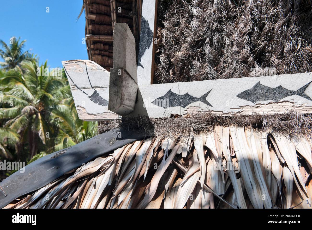 Vue de détail sous forme de poisson décoration traditionnelle de peinture sur poutres en bois de la maison de réunion historique pour les hommes de tribu indigène dans le Sud Banque D'Images