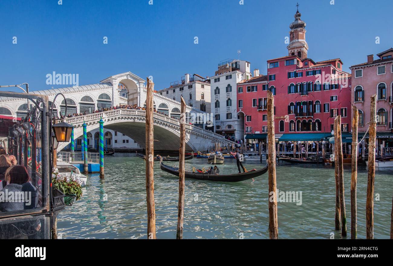Pont du Rialto sur le Grand Canal avec télécabine, Venise, Vénétie, Italie du Nord, Italie. Site du patrimoine mondial de l'UNESCO Banque D'Images