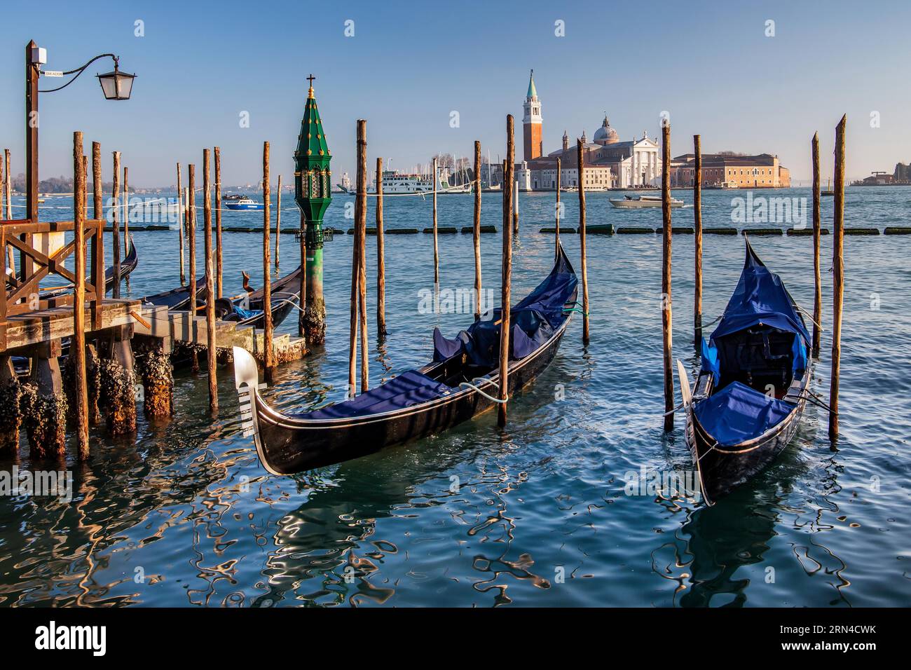 Gondoles sur le front de mer avec l'île de San Giorgio, Venise, Vénétie, Italie du Nord, Italie. Site du patrimoine mondial de l'UNESCO Banque D'Images