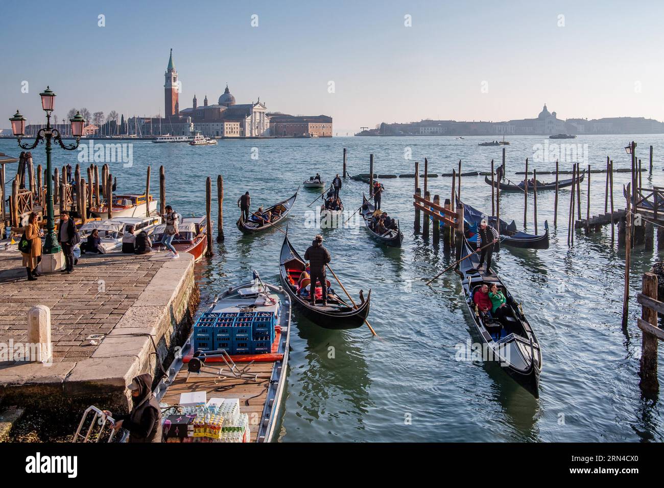 Gondoles sur le front de mer avec l'île de San Giorgio, Venise, Vénétie, Italie du Nord, Italie. Site du patrimoine mondial de l'UNESCO Banque D'Images