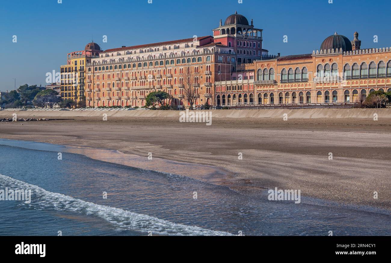 Plage avec Hôtel Excelsior au Lido di Venezia, Venise, Vénétie, Italie du Nord, Italie Banque D'Images