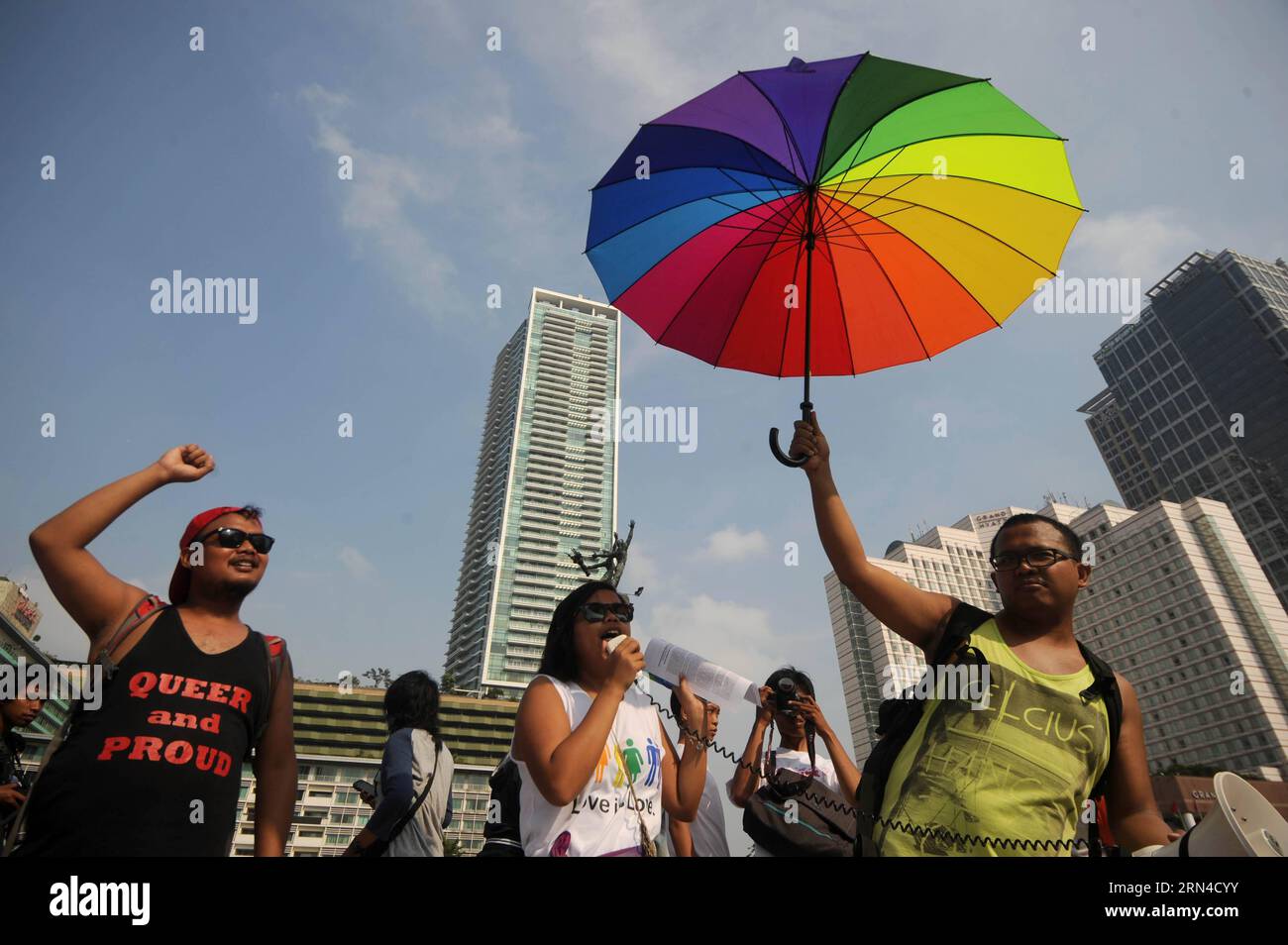 (150517) -- JAKARTA, le 17 mai 2015 -- des personnes participent à un rassemblement à l'occasion de la Journée internationale contre l'homophobie, la transphobie et la biphobie à Jakarta, Indonésie, le 17 mai 2015.) INDONÉSIE-JAKARTA-JOURNÉE INTERNATIONALE CONTRE L'HOMOPHOBIE AGUNGXKUNCAHYAXB. PUBLICATIONxNOTxINxCHN Jakarta 17 2015 mai des célébrités participent à un rassemblement pendant la Journée internationale contre l'homophobie transphobie et à Jakarta Indonésie 17 2015 mai Indonésie Jakarta Journée internationale contre l'homophobie AgungxKuncahyaxB PUBLICATIONxNOTxINxCHN Banque D'Images