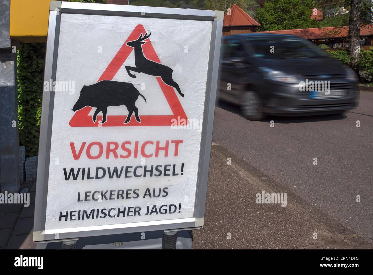 Poster caution Deer Crossing sur Dorfstr. En face d'un restaurant, Freiamt, Forêt Noire, Baden-Wuerttemberg, Allemagne Banque D'Images