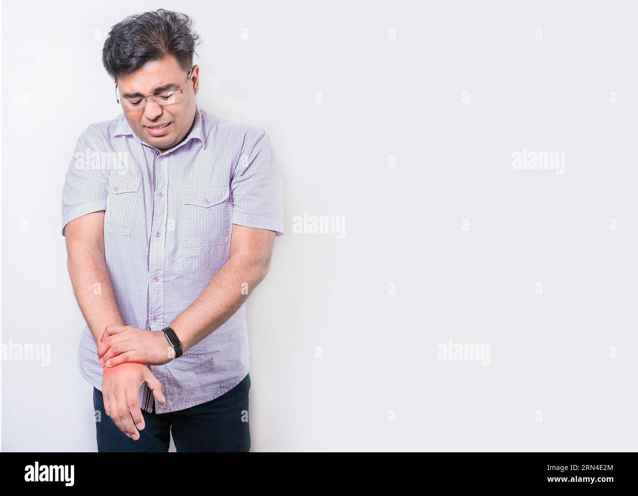 Personnes souffrant d'arthrite et de douleurs aux mains isolées. Homme atteint d'arthrite articulaire dans les mains isolé. Artristis et concept de douleur de la main Banque D'Images