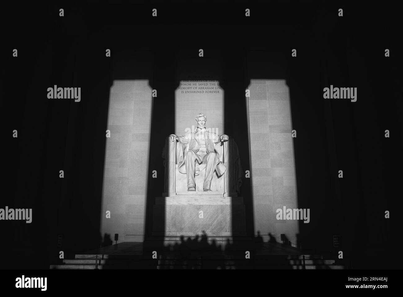 Statue de Lincoln, Lincoln Memorial, Washington DC — Photo noir et blanc | Statue de Lincoln, Lincoln Memorial, Washington, D.C. Photographie noir et blanc montrant la statue centrée dans une lumière forte et une ombre. Banque D'Images