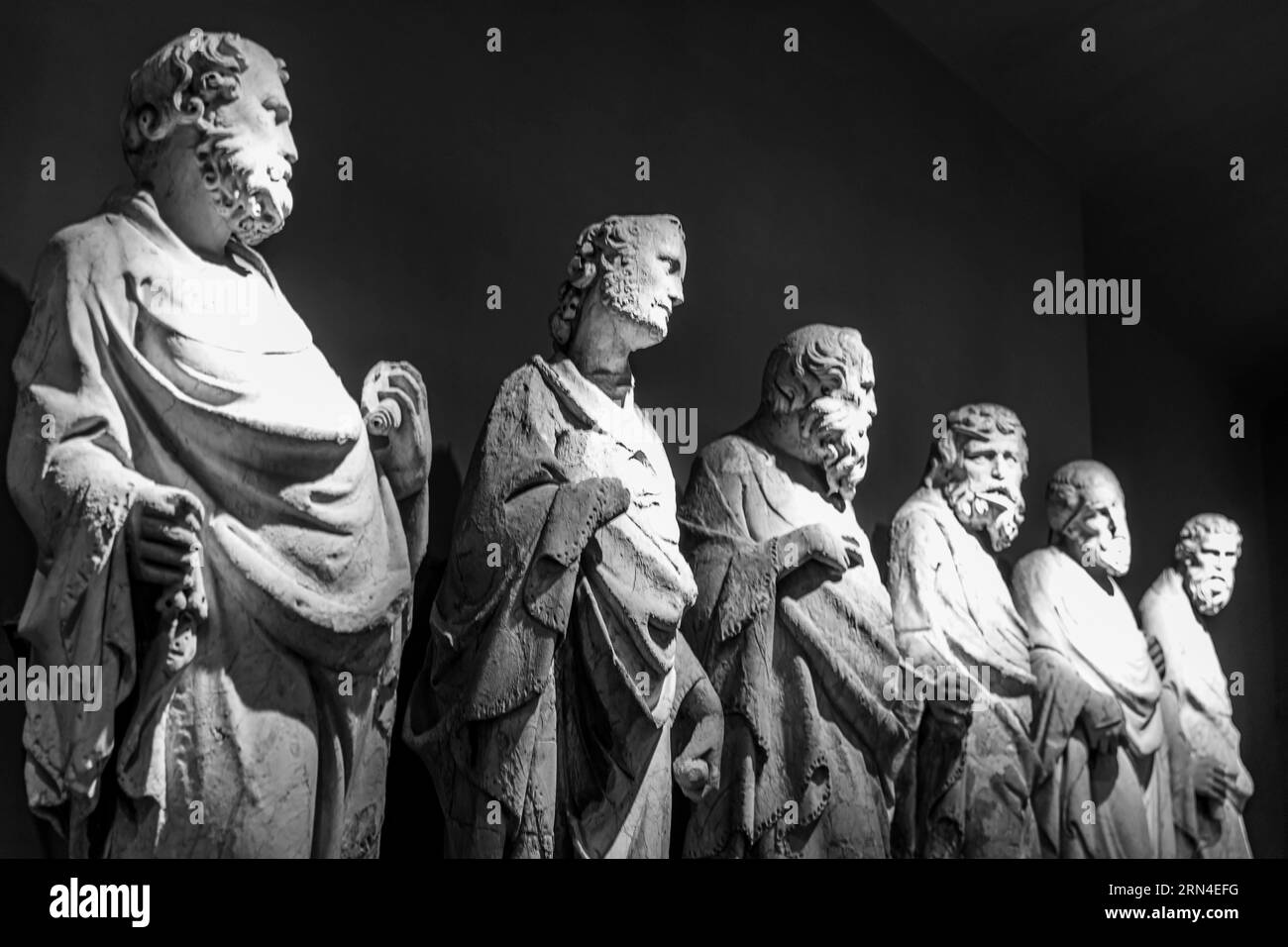 Sculptures des Apôtres d'après Giovanni Pisano, photographie en noir et blanc, Sienne, Toscane, Italie Banque D'Images