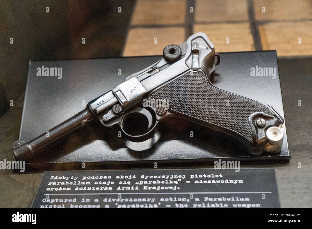Vieux pistolet PARABELLUM revolver isolé sur fond blanc. Découpe pistolet rétro. Arme à feu. Pologne, Varsovie - 31 juillet 2023. Banque D'Images