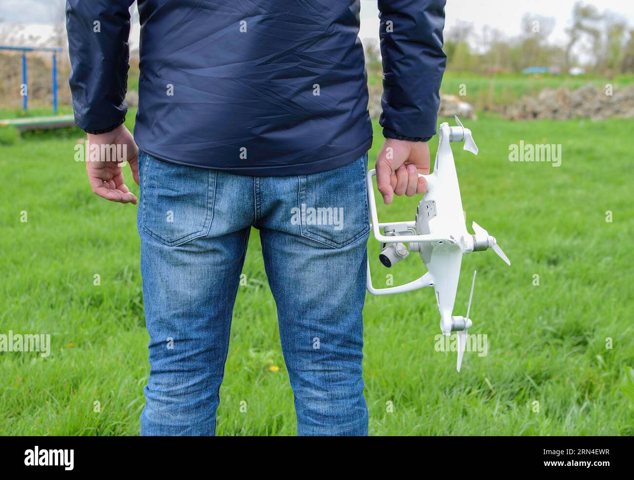 Un homme avec un quadrocopter dans ses mains. Kvadrokopter blanc préparer pour le vol Banque D'Images