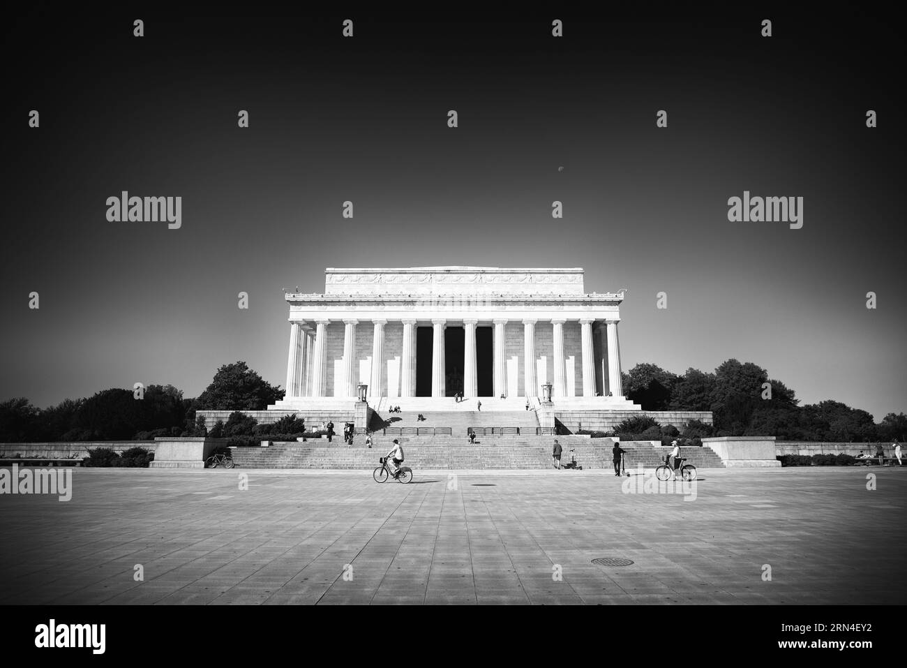 Lincoln Memorial, Washington DC — Photo noir et blanc | Lincoln Memorial, Washington, D.C. Photographie noir et blanc montrant une vue large du monument et de la place avec des gens qui marchent et font du vélo. Banque D'Images