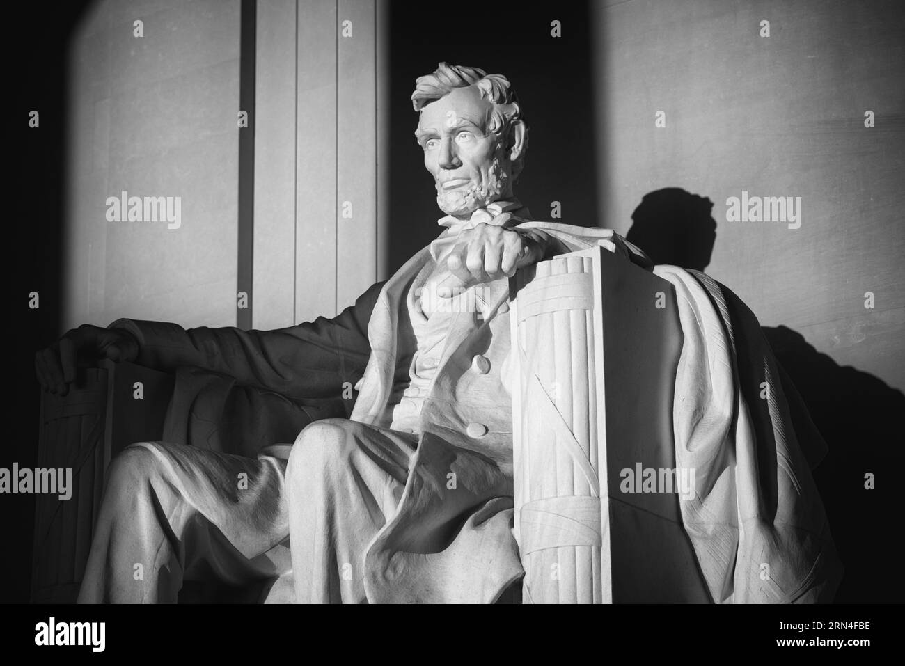 Statue d'Abraham Lincoln, Lincoln Memorial, Washington DC — Photo noir et blanc | Statue d'Abraham Lincoln par Daniel Chester French, Lincoln Memorial, Washington, D.C., en forte lumière latérale. Photographie noir et blanc montrant une vue rapprochée et en contre-plongée de la statue assise. Banque D'Images