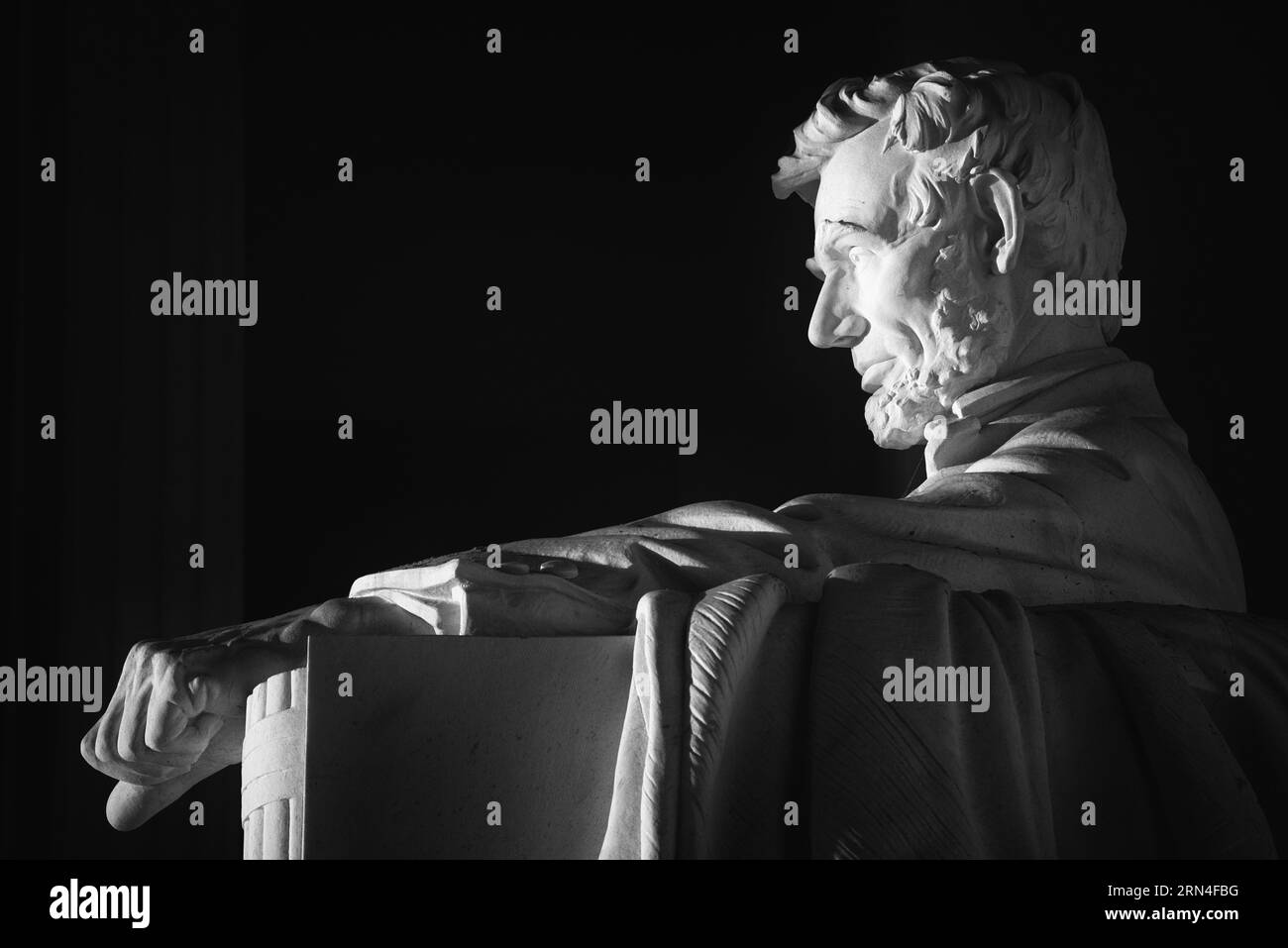Statue d'Abraham Lincoln, Lincoln Memorial, Washington DC — Photo noir et blanc | Statue d'Abraham Lincoln par Daniel Chester French, Lincoln Memorial, Washington, D.C. Photographie noir et blanc montrant un gros plan, vue de côté de la statue assise sur un fond sombre. Banque D'Images