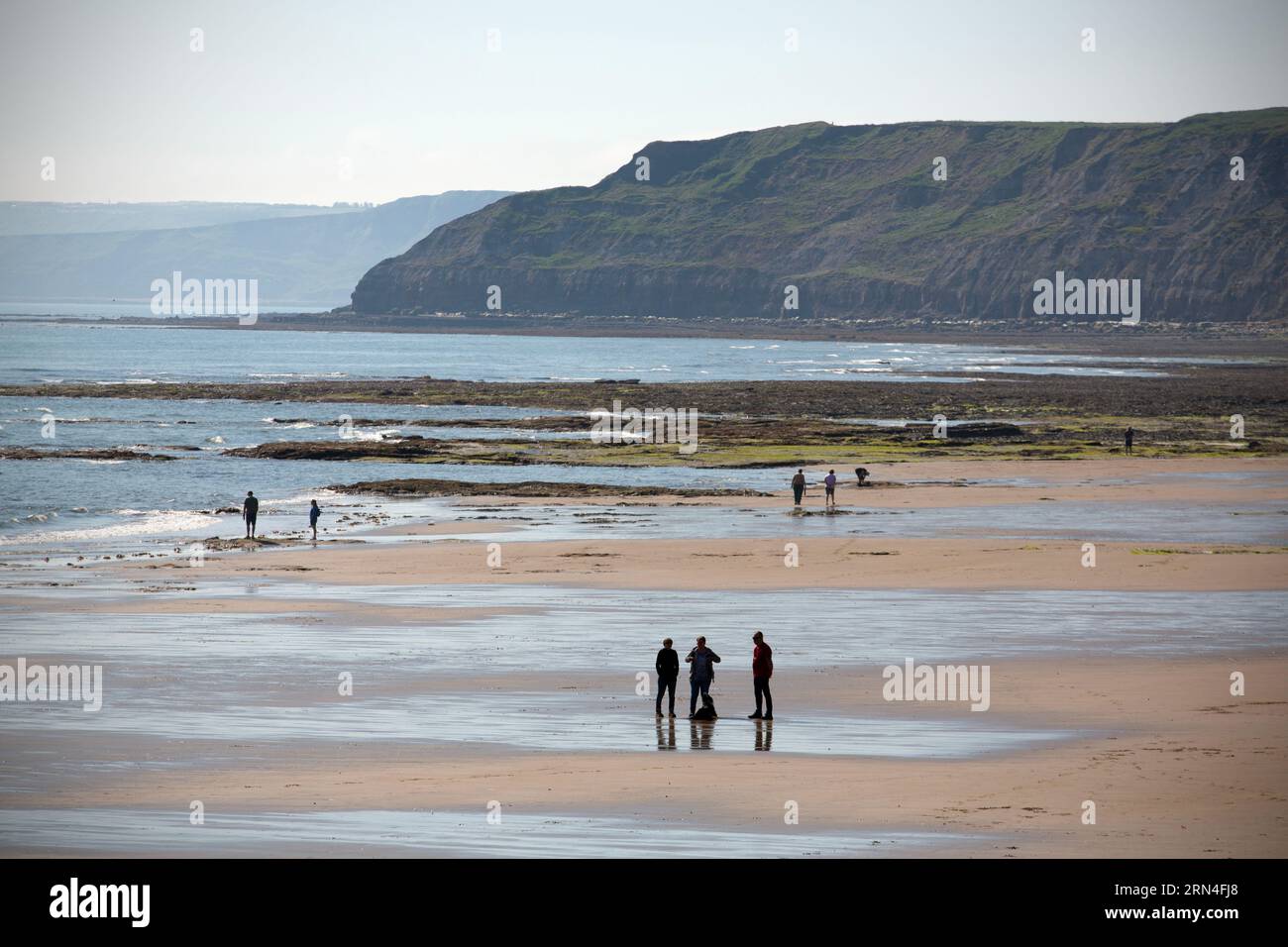 Les gens sur la plage de Scarborough, dans le nord du Yorkshire où la mer est dangereuse, la qualité de l'eau à Scarborough est mauvaise en raison de l'impact des eaux usées bein Banque D'Images