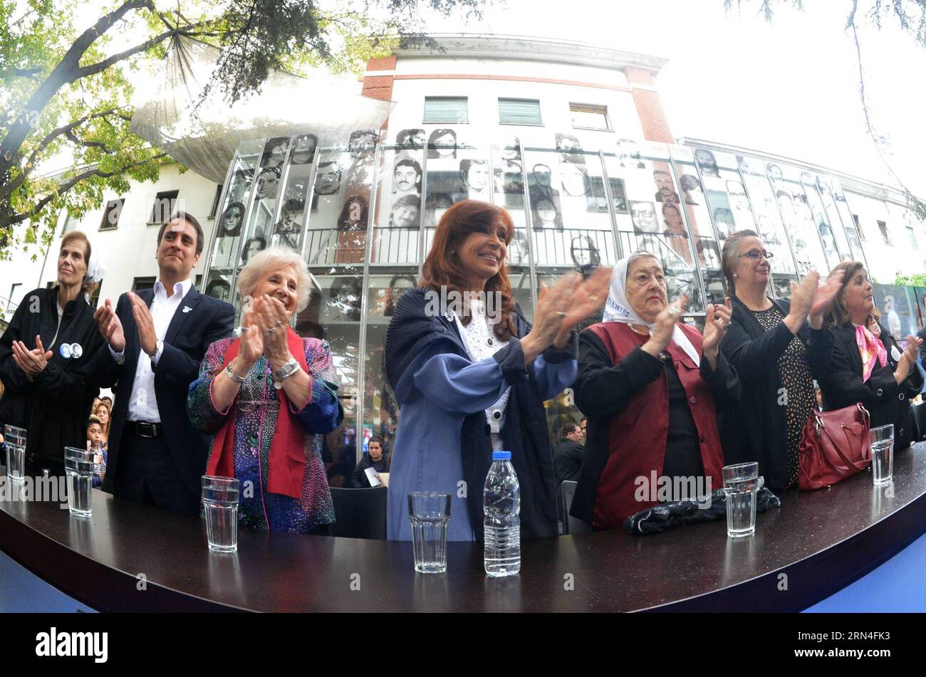 BUENOS AIRES, le 19 mai 2015 -- la Présidente Argentine Cristina Fernandez de Kirchner (C), la Présidente de l'organisation Abuelas de Plaza de Mayo , Estela de Carlotto (3e L) et la Présidente de l'organisation Madres de Plaza de Mayo Hebe de Bonafini (3e R) participez à la cérémonie d'ouverture du site mémoire de l'ancien centre de détention clandestin de l'École de mécanique de la Marine (ESMA) à Buenos Aires, Argentine, le 19 mai 2015. NOTIMEX) (dzl) ARGENTINA-BUENOS AIRES-FERNANDEZ-MEMORY SITE e NOTIMEX PUBLICATIONxNOTxINxCHN Buenos Aires Mai 19 2015 la Présidente Argentine Cristina Fernandez de Kirchn Banque D'Images