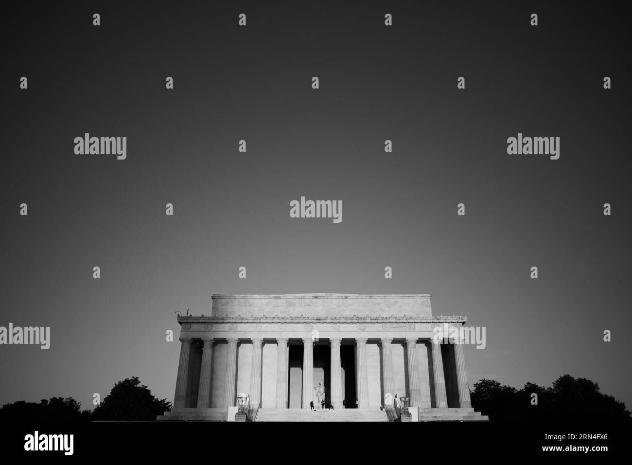 Lincoln Memorial, Washington DC — Photo noir et blanc | Lincoln Memorial, Washington, D.C. Photographie noir et blanc montrant la façade complète et les colonnes du monument devant un ciel dégagé. Banque D'Images