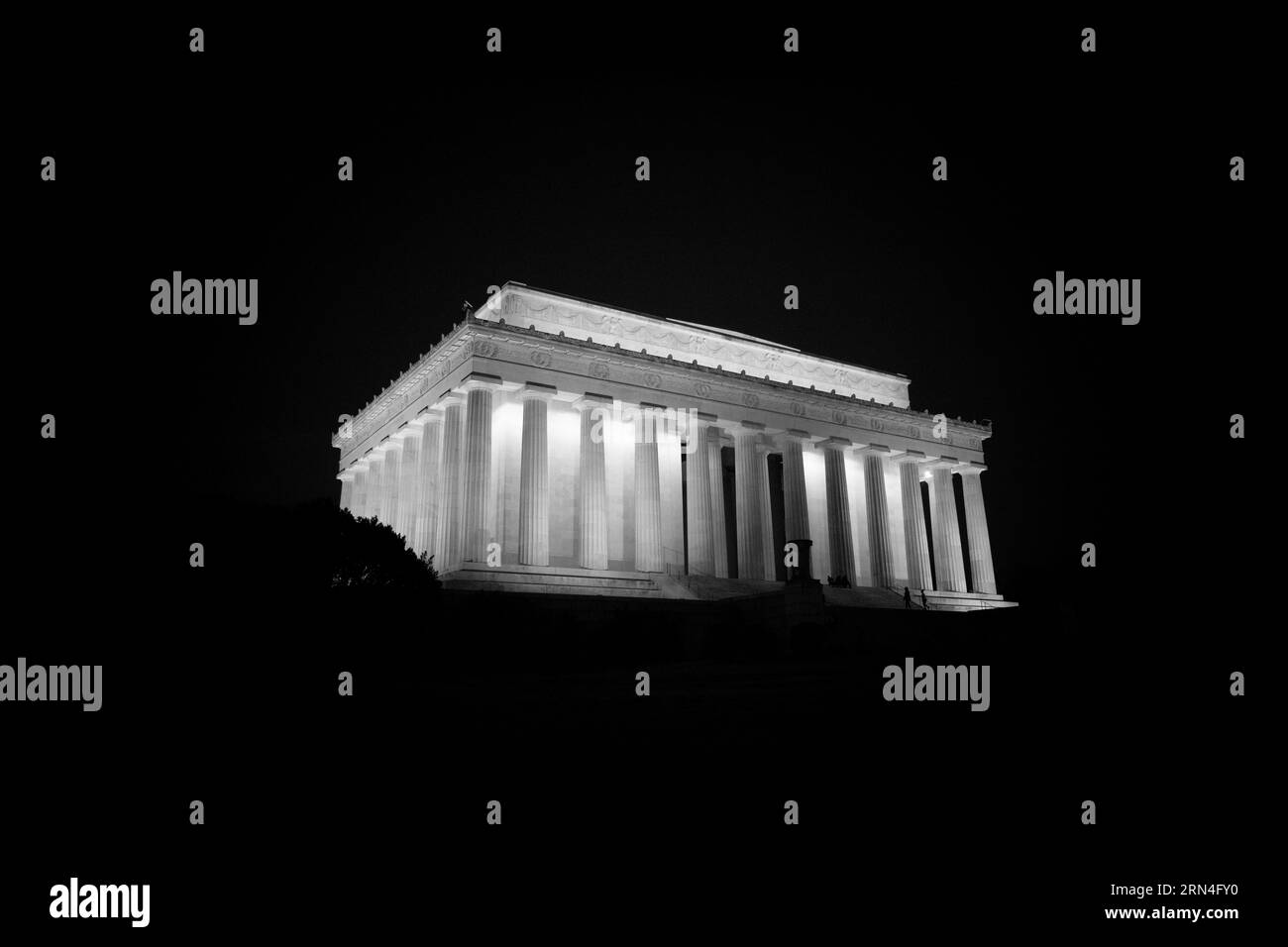 Lincoln Memorial la nuit, Washington DC — Photo noir et blanc | Lincoln Memorial la nuit, Washington, D.C. Photographie noir et blanc montrant les colonnes néoclassiques du monument illuminées contre le ciel sombre. Banque D'Images