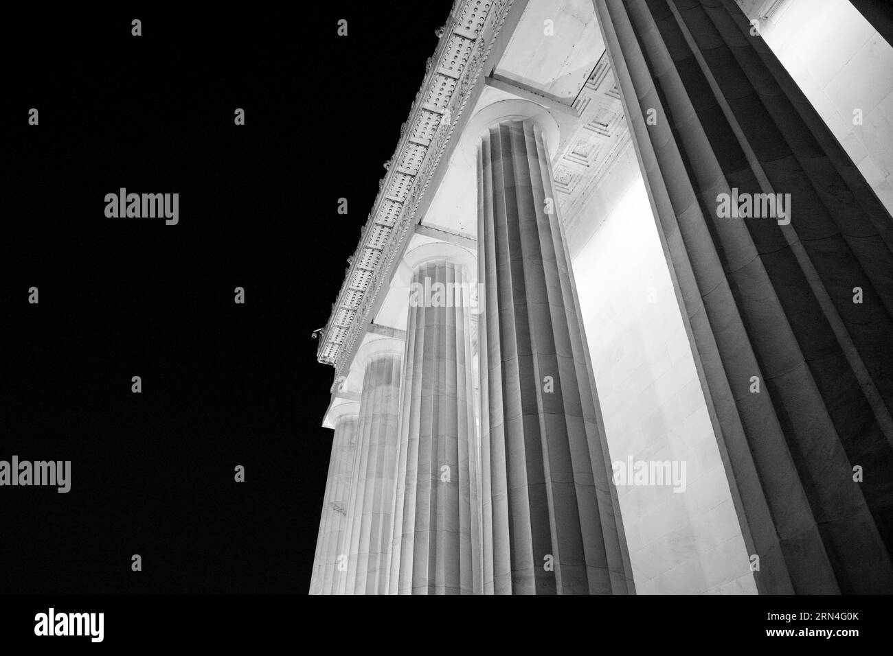 Colonnes du Lincoln Memorial, Washington DC — Photo noir et blanc | Colonnes du Lincoln Memorial, Washington, D.C. Photographie noir et blanc montrant une vue en contre-plongée des colonnes contre un ciel sombre. Banque D'Images