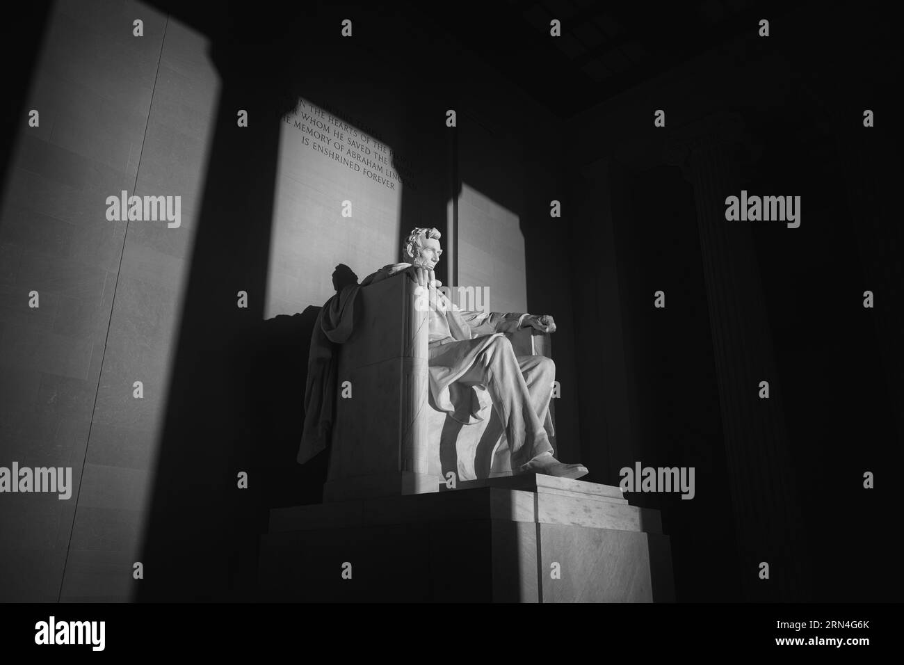 Statue d'Abraham Lincoln, Lincoln Memorial, Washington DC — Photo noir et blanc | Statue d'Abraham Lincoln, Lincoln Memorial, Washington, D.C. Photographie noir et blanc montrant la statue éclairée par une lumière latérale. Banque D'Images