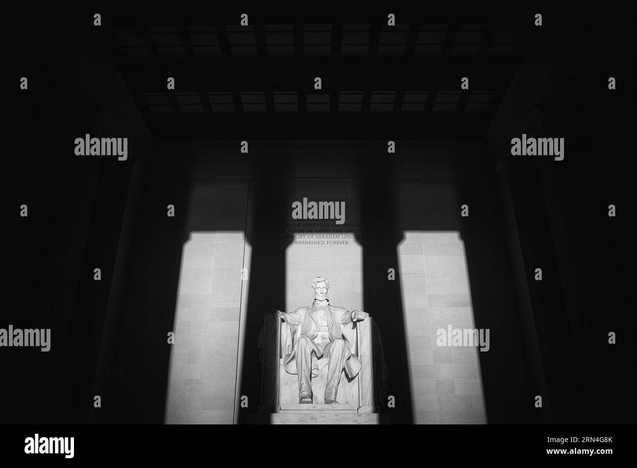 Statue du Lincoln Memorial, Washington DC — Photo noir et blanc | Statue du Lincoln Memorial, Washington, D.C. Photographie noir et blanc montrant la statue assise éclairée par des faisceaux de lumière. Banque D'Images