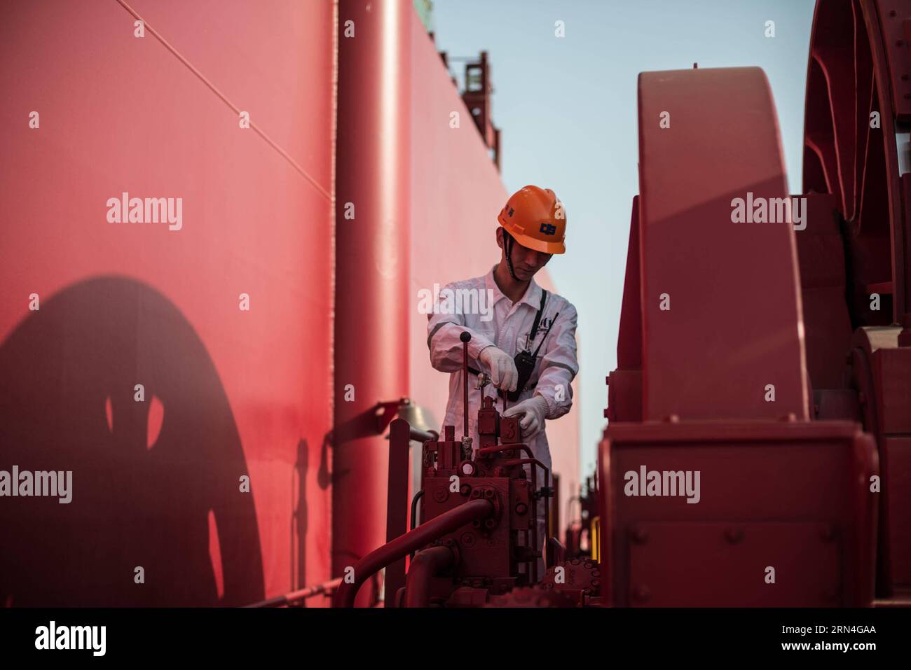 (150520) -- PÉKIN , le 20 mai 2015 -- Un membre d'équipage chinois vérifie la chaîne d'ancre du porte-conteneurs de l'océan Indien exploité par China Shipping Container Lines (CSCL) dans le golfe de Suez, en Égypte, le 18 mai 2015. Le canal de Suez actuel ne facilite que le trafic à sens unique car il est trop étroit pour que les grands navires puissent traverser les deux sens. Cependant, le nouveau canal, qui devrait être inauguré en août, résoudra ce problème en réduisant le temps d’attente des navires de 11 à trois heures. Zhou Chenwei, capitaine du navire CSCL de l océan Indien, a déclaré que les navires chinois sont parmi ceux qui traversent le plus le Canal Banque D'Images