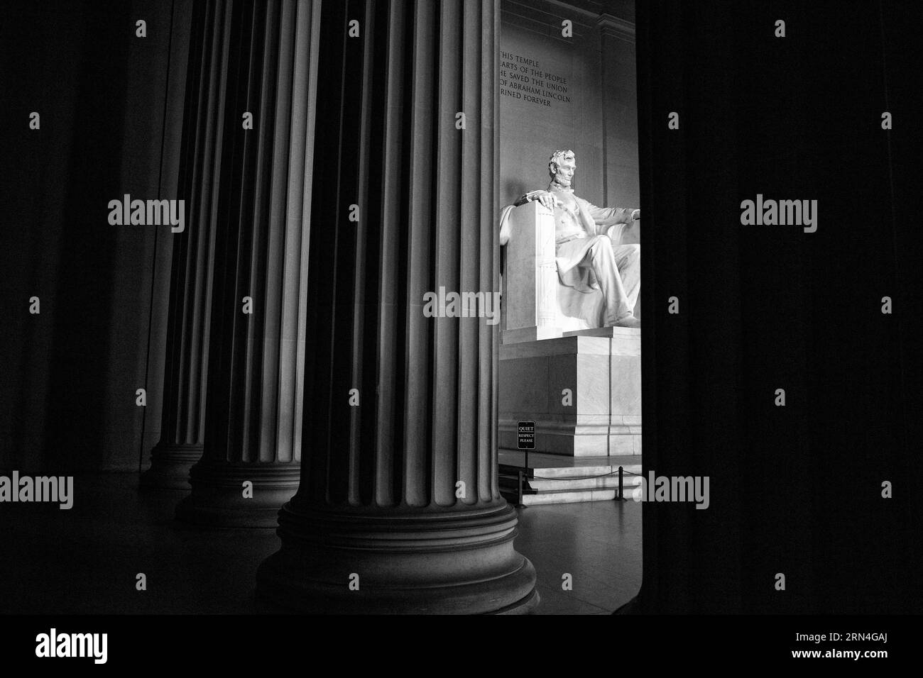 Statue du Lincoln Memorial, Washington DC — Photo noir et blanc | Statue du Lincoln Memorial, Washington, D.C. Photographie noir et blanc montrant la statue d'Abraham Lincoln vue entre les colonnes du mémorial. Banque D'Images