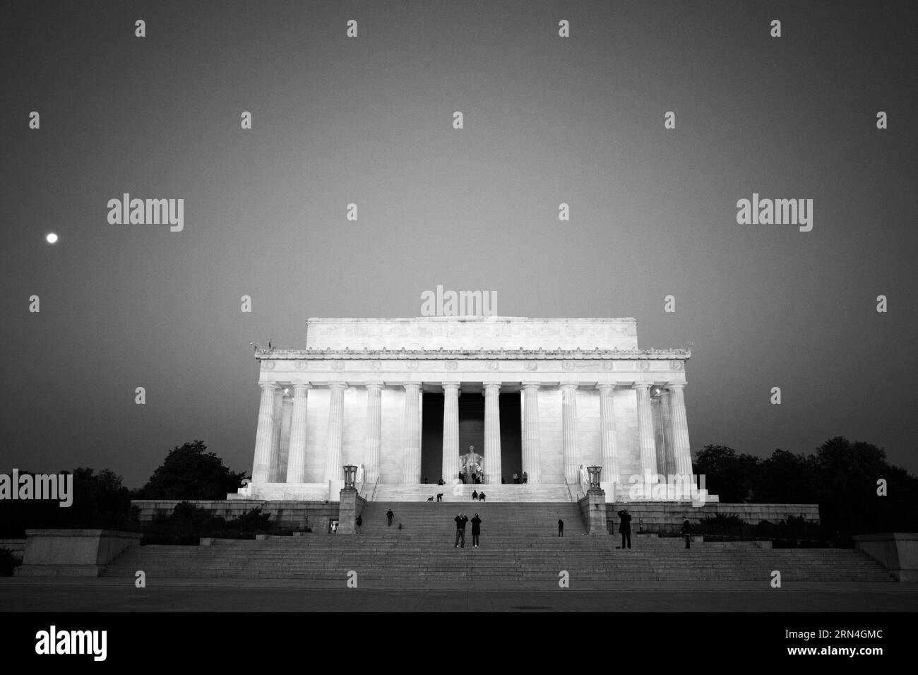Lincoln Memorial, Washington DC — Photo noir et blanc | Lincoln Memorial, Washington, D.C. Photographie en noir et blanc de la façade et des marches du monument, avec des personnages visibles sur les marches. Banque D'Images