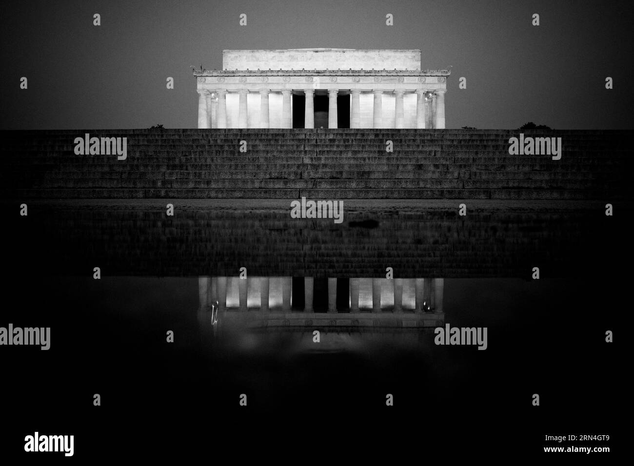 Lincoln Memorial, Washington DC — Photo noir et blanc | Lincoln Memorial la nuit, Washington, D.C. Photographie noir et blanc montrant la façade du monument et son reflet dans le bassin reflétant. Banque D'Images