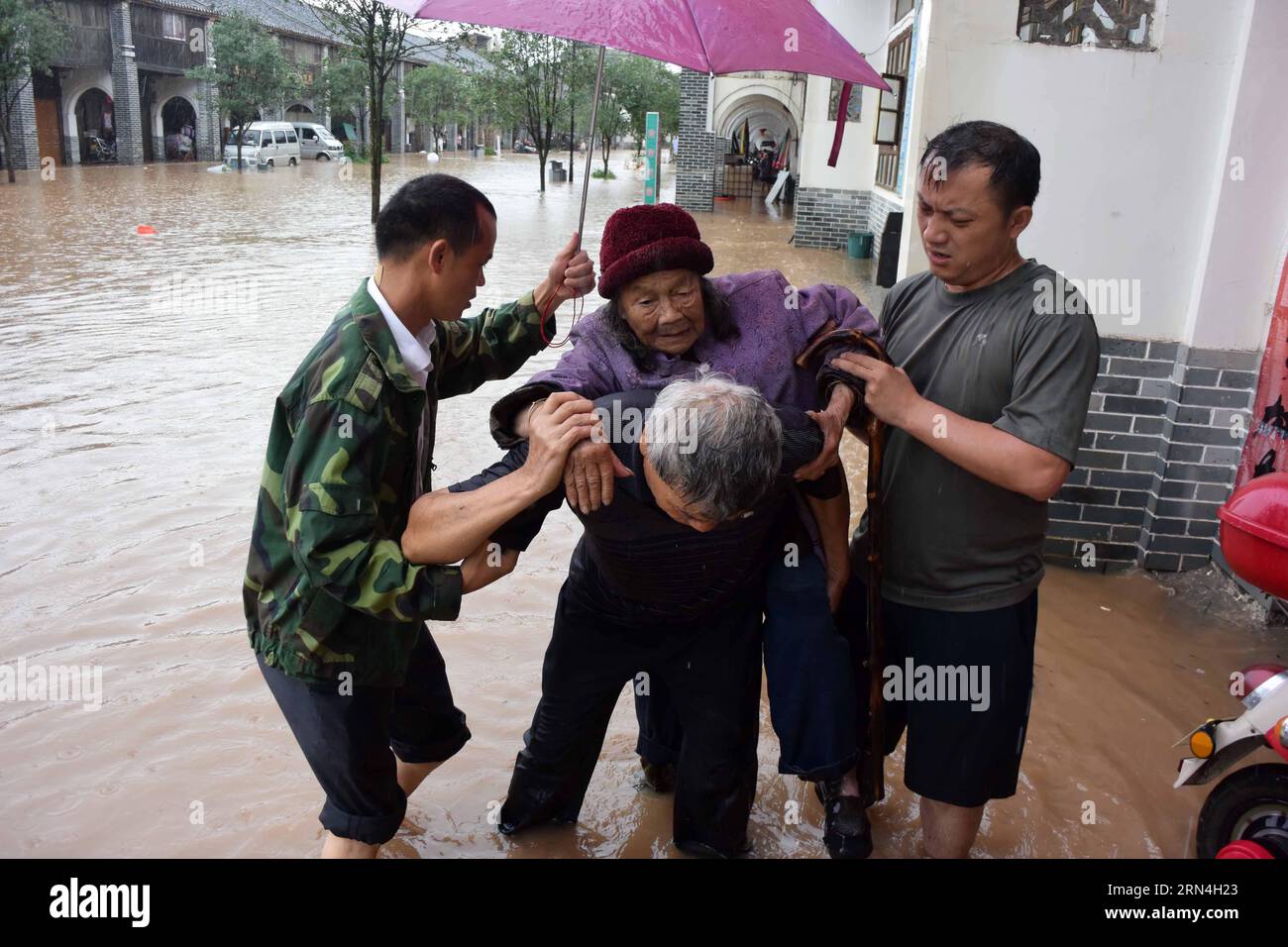 GONGCHENG, le 20 mai 2015 -- les résidents sont évacués dans des lieux sûrs de la ville de Jiahui, dans le comté autonome de Gongcheng Yao, dans la région autonome de Guangxi Zhuang, au sud-ouest de la Chine, le 20 mai 2015. Environ 200 000 000 personnes ont été touchées par les fortes pluies qui ont frappé le Guangxi mercredi, selon les autorités des affaires civiles de la région. Des pluies torrentielles ont frappé de vastes étendues de Chine du sud, du sud-ouest et du centre depuis le week-end, affectant plus de 1 millions de personnes et faisant au moins 15 morts et sept disparus. (Wyo) CHINA-GUANGXI-JIAHUI-FLOOD (CN) ZhouxHua PUBLICATIONxNOTxINxCHN Cheng Gong mai 20 201 Banque D'Images