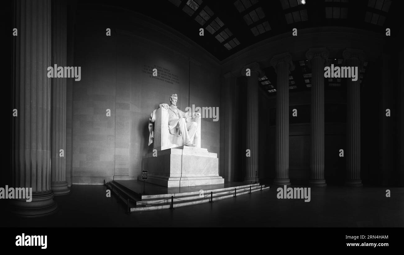 Statue d'Abraham Lincoln, Lincoln Memorial, Washington DC — Photo noir et blanc | Statue d'Abraham Lincoln par Daniel Chester French, Lincoln Memorial, Washington, D.C. Photographie noir et blanc montrant une vue large de la statue et des colonnes intérieures. Banque D'Images