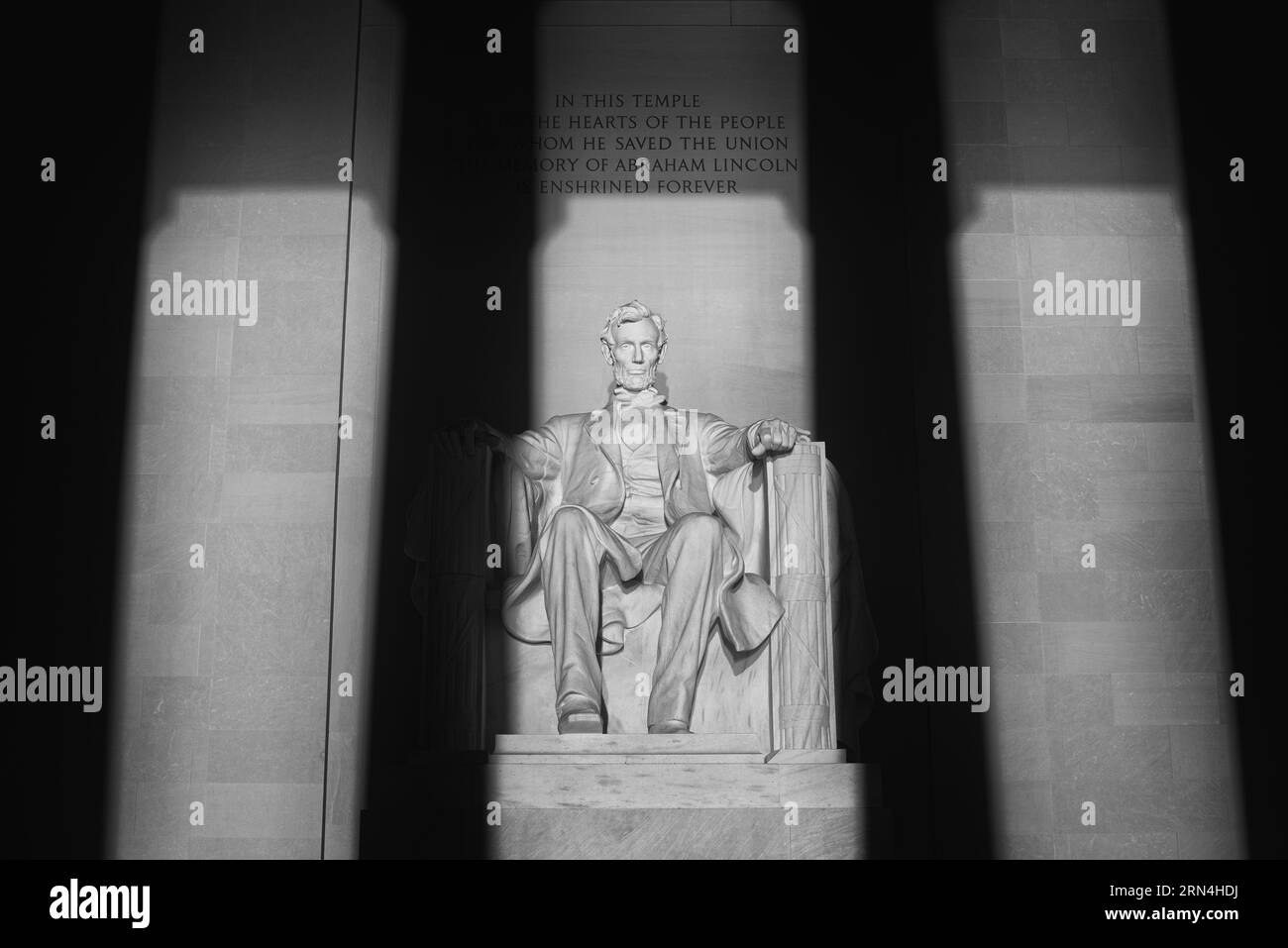 Statue d'Abraham Lincoln, Lincoln Memorial, Washington DC — Photo noir et blanc | Statue d'Abraham Lincoln par Daniel Chester French, Lincoln Memorial, Washington, D.C. Photographie noir et blanc montrant la figure assise avec de forts contrastes de lumière et d'ombre. Banque D'Images