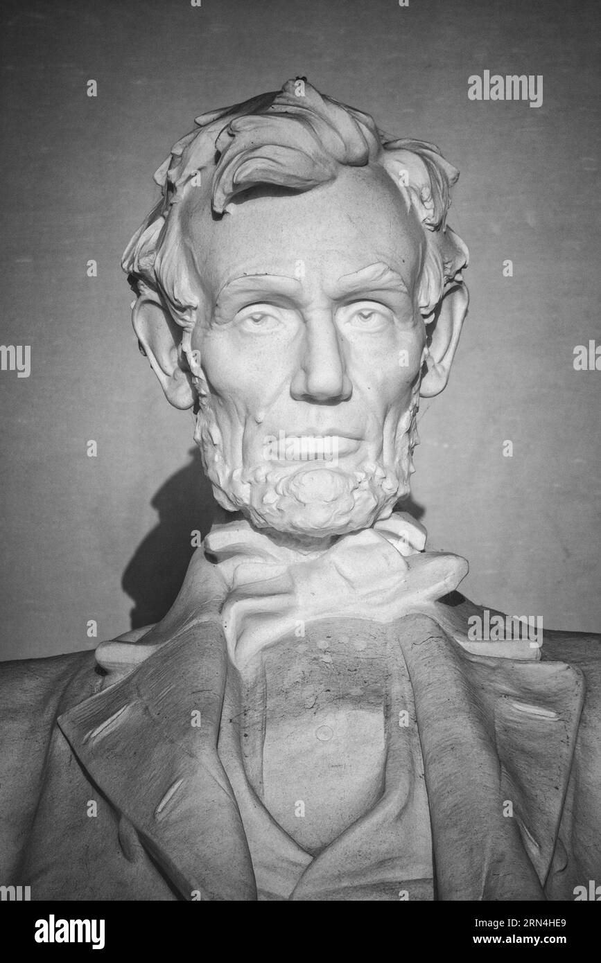 Tête de la statue d'Abraham Lincoln, Lincoln Memorial, Washington DC — Photo noir et blanc | Statue d'Abraham Lincoln, par Daniel Chester French, Lincoln Memorial, Washington, D.C. Photographie noir et blanc montrant un gros plan de la tête et des épaules de la statue. Banque D'Images