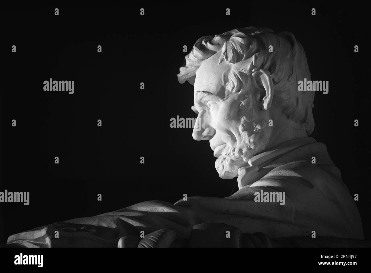 Statue d'Abraham Lincoln, Lincoln Memorial, Washington DC — Photo noir et blanc | Statue d'Abraham Lincoln par Daniel Chester French, Lincoln Memorial, Washington, D.C., la nuit. Photographie noir et blanc montrant un gros plan, vue de côté illuminée sur un fond sombre. Banque D'Images