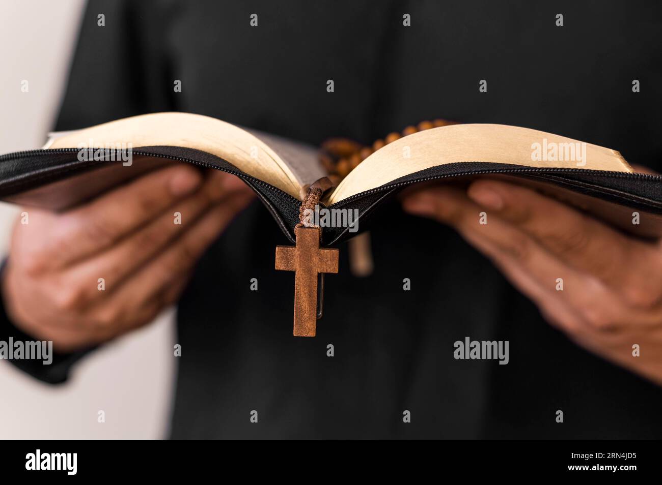 Personne avec vue sur la façade avec un rosaire de livre Saint Banque D'Images